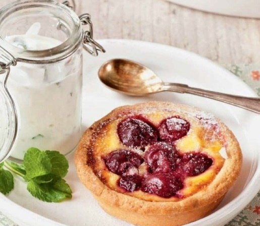 Тарталетки с черешней и мятным йогуртом Тарталетки с черешней и мятным йогуртом
