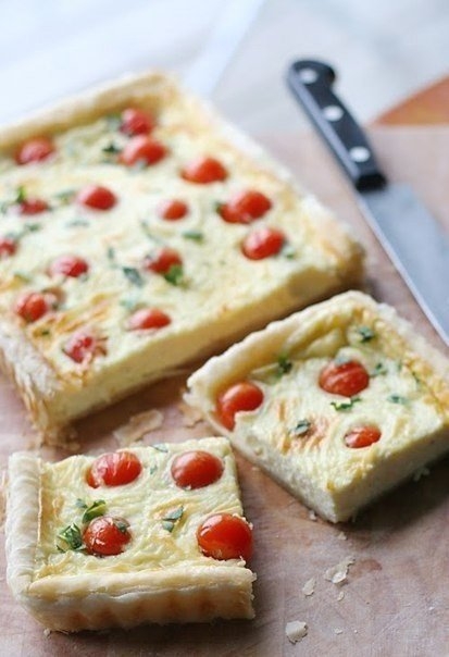 Пирог с помидорами и козьим сыром