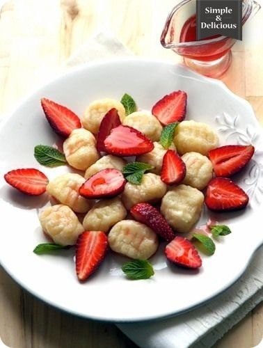 Ньокки с клубникой и мятой