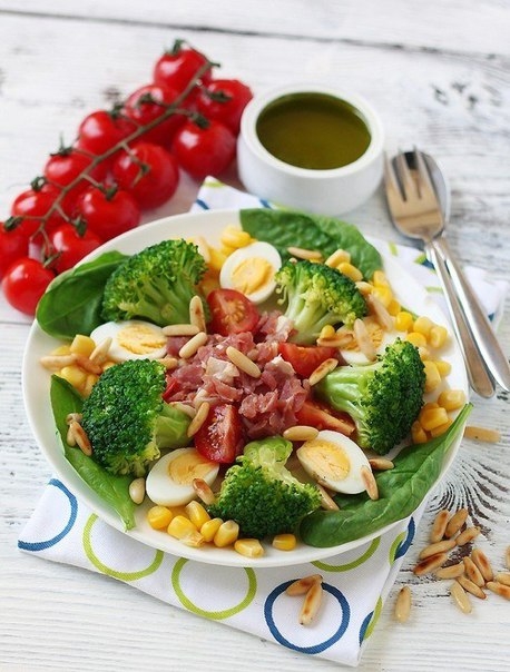 Салат из брокколи с перепелиными яйцами, беконом и кукурузой