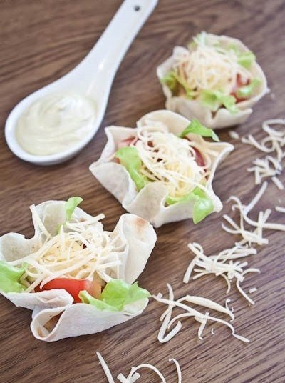 Корзиночки из лаваша с курицей и острым перцем