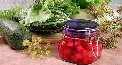 Кабачки, консервированные в свекольном соку
