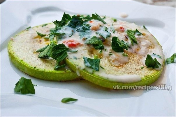 Кабачки запеченные под сметанно-чесночным соусом