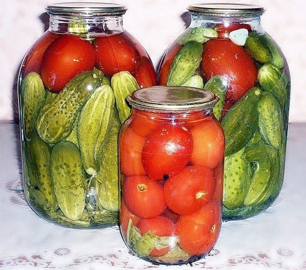 Маринованные огурцы с помидорами