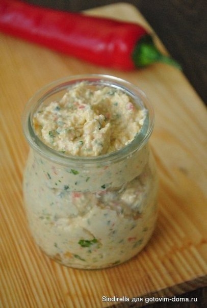 Острый творожный соус с чили, чесноком и зеленью