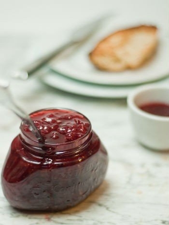 Варенье из вишни и клубники Варенье из вишни и клубники