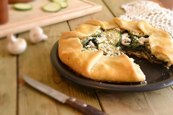 Галетта с цуккини, капустой кале, грибами и фетой