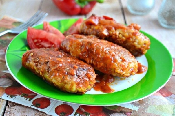 Котлеты из куриного фарша с капустой тушеные в томате. Котлеты из куриного фарша с капустой тушеные в томате.