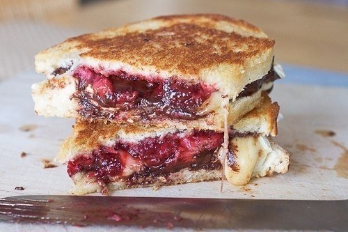 Сэндвичи с шоколадом и клубникой и сыром бри Сэндвичи с шоколадом и клубникой и сыром бри