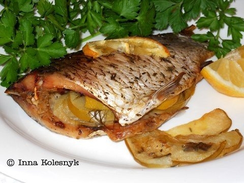 Карп запеченный с яблоками и лимоном Карп запеченный с яблоками и лимоном