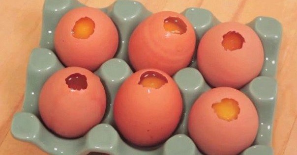 Блестящая идея к Пасхе. Стоит лишь залить масло в яйцо, и получится просто невероятная вещь! Блестящая идея к Пасхе. Стоит лишь залить масло в яйцо, и получится просто невероятная вещь!