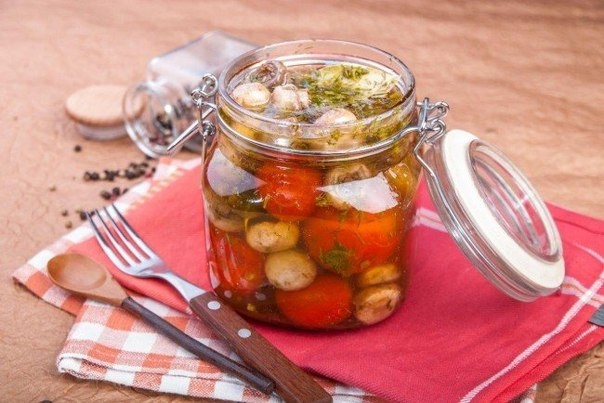 Маринованные шампиньоны с помидорами черри Маринованные шампиньоны с помидорами черри
