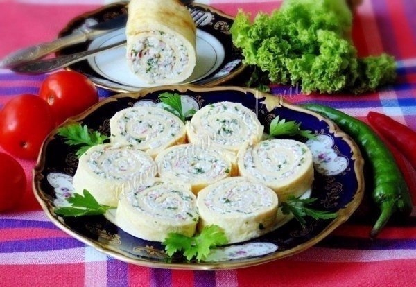 Рулет яичный с сыром и крабовыми палочками Рулет яичный с сыром и крабовыми палочками