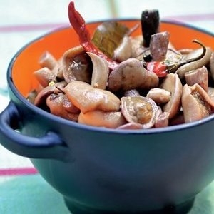 Соленые лесные грибы (грузди, рыжики, волнушки, горькушки) Соленые лесные грибы (грузди, рыжики, волнушки, горькушки)