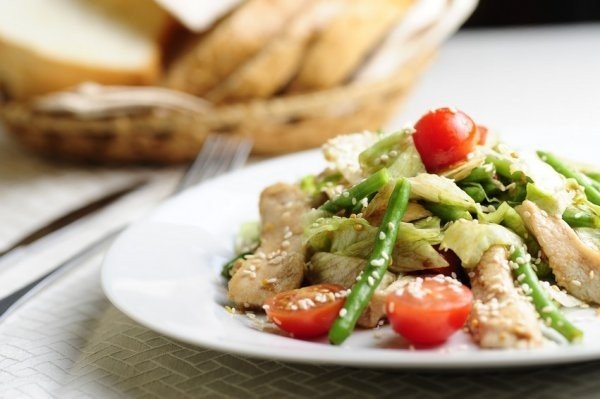 Теплый салат из курицы со стручковой фасолью Теплый салат из курицы со стручковой фасолью