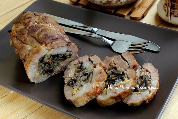 Рулет из свинины с начинкой из шампиньонов с сыром и ананасами Рулет из свинины с начинкой из шампиньонов с сыром и ананасами