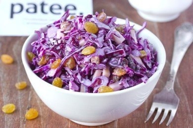 Салат с краснокочанной капустой, сухофруктами и сыром Салат с краснокочанной капустой, сухофруктами и сыром