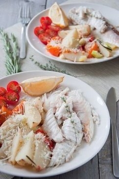 Дорада запеченная с травами и лимоном