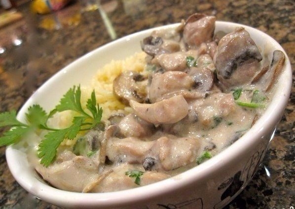 Курица с грибами в сливочном соусе. Курица с грибами в сливочном соусе.