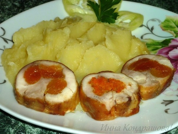 Куриные рулеты с курагой и корейской морковкой. Куриные рулеты с курагой и корейской морковкой.