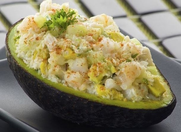 Авокадо фаршированное крабовым мясом Авокадо фаршированное крабовым мясом