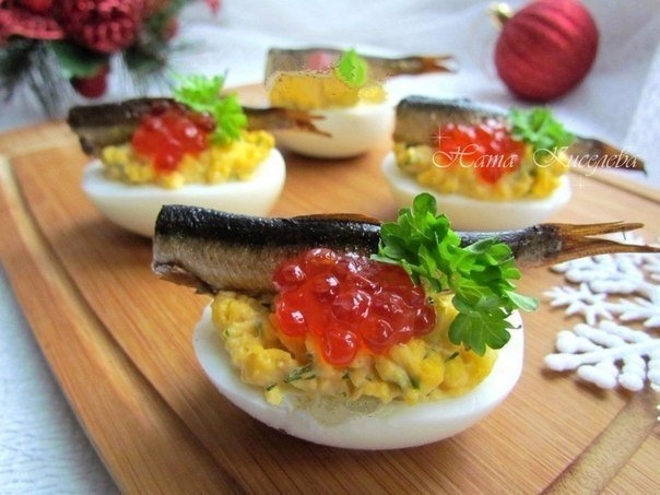 Фаршированные яйца со шпротами и красной икрой. Фаршированные яйца со шпротами и красной икрой.