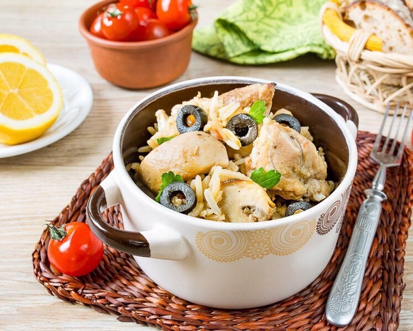 Курица с рисом и маслинами в горшочке Курица с рисом и маслинами в горшочке