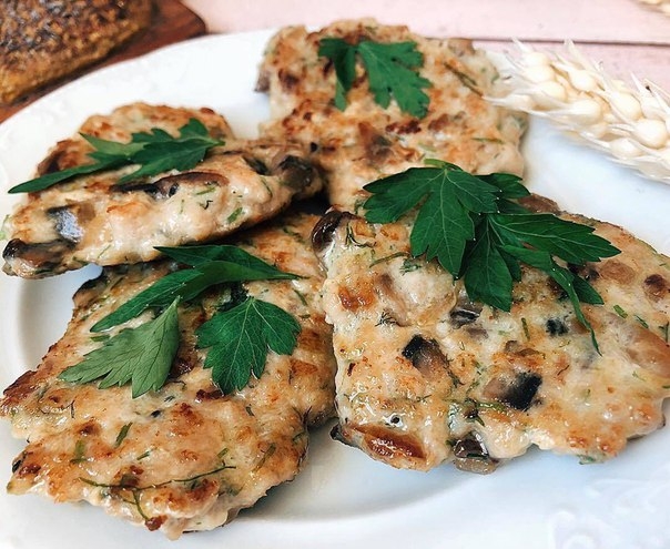 Куриные оладьи с зеленью и шампиньонами Куриные оладьи с зеленью и шампиньонами