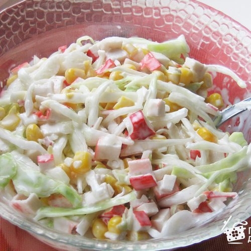 Салат с крабовыми палочками, кукурузой и капустой Салат с крабовыми палочками, кукурузой и капустой