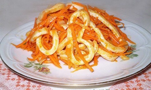 Питательный салат из кальмаров и корейской морковью Питательный салат из кальмаров и корейской морковью