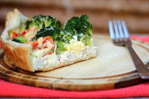Слоеный пирог с курицей, брокколи и черри Слоеный пирог с курицей, брокколи и черри