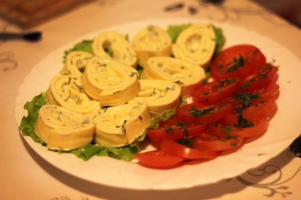 Яичный рулет с сыром и зеленью Яичный рулет с сыром и зеленью