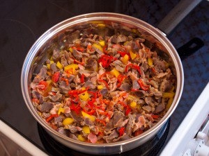 Куриные желудки, жаренные с беконом и овощами. Куриные желудки, жаренные с беконом и овощами.