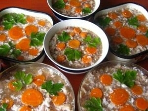 Вкусный холодец из куриных крылышек на Новый Год, получается легким и не очень жирным.