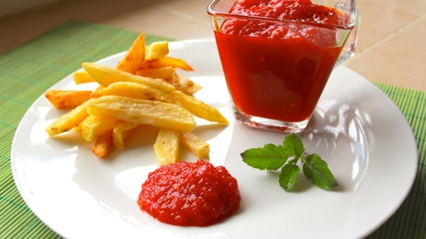 Очень простой и очень вкусный самодельный кетчуп! Лучше, чем все, что вы можете купить в магазинах. 
