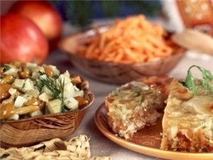 Бутербродный торт делают или с рыбными консервами, или с мясом. Это оригинальная закуска для праздни Бутербродный торт делают или с рыбными консервами, или с мясом. Это оригинальная закуска для праздни