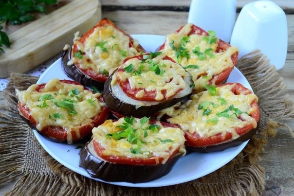 Баклажаны под сыром в духовке. Баклажаны под сыром в духовке.