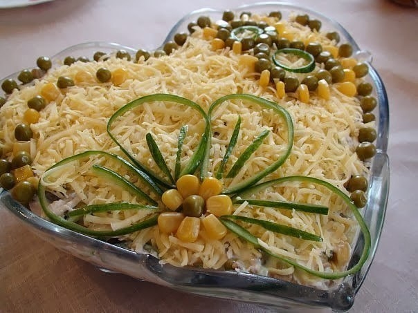 Очень вкусный салатик с курицей грибами и сыром.