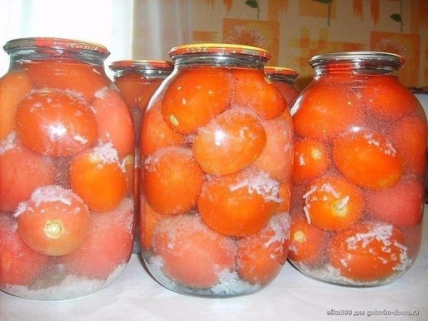 &laquo;Помидоры &laquo;под снегом&raquo; &mdash; очень красивый и вкусный рецепт. Тертый чеснок не только придает помидорам 