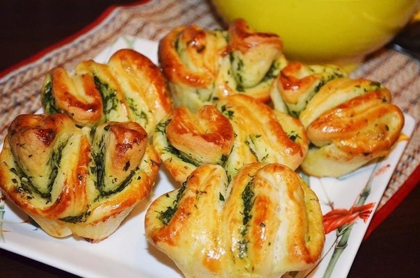 Быстрые булочки с чесноком и зеленью Быстрые булочки с чесноком и зеленью