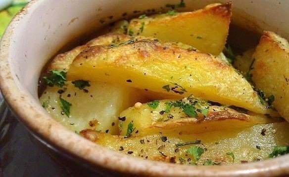 Картошка, тушеная с мясом в горшочке Картошка, тушеная с мясом в горшочке