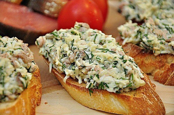 Закусочные бутерброды с печенью трески. Закусочные бутерброды с печенью трески.