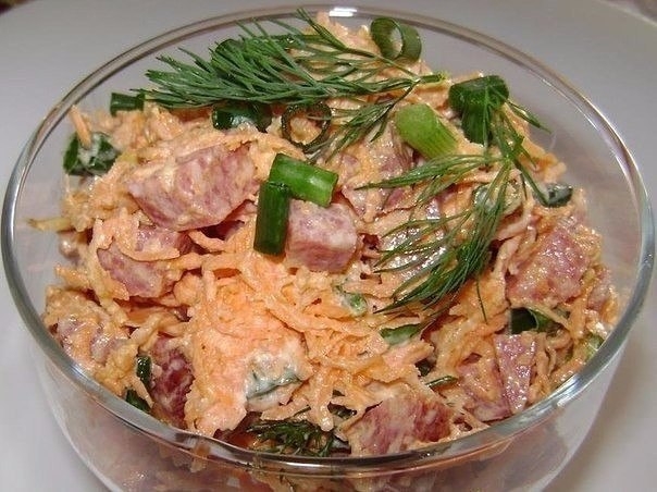 Быстрый и вкусный салат с копченой колбаской Быстрый и вкусный салат с копченой колбаской