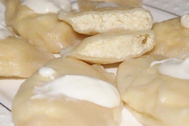 ВАРЕНИКИ С ТВОРОГОМ (ТЕСТО НА МИНЕРАЛКЕ )