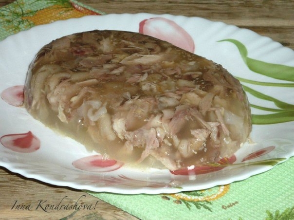 Холодец из свиных ножек и курицы. Холодец из свиных ножек и курицы.