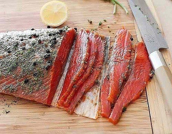 Такую вкусную красную рыбу можно приготовить в домашних условиях очень просто и быстро с минимум инг