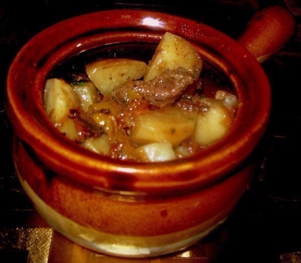 Готовим в горшочках: мясо с картофелем и овощами Готовим в горшочках: мясо с картофелем и овощами