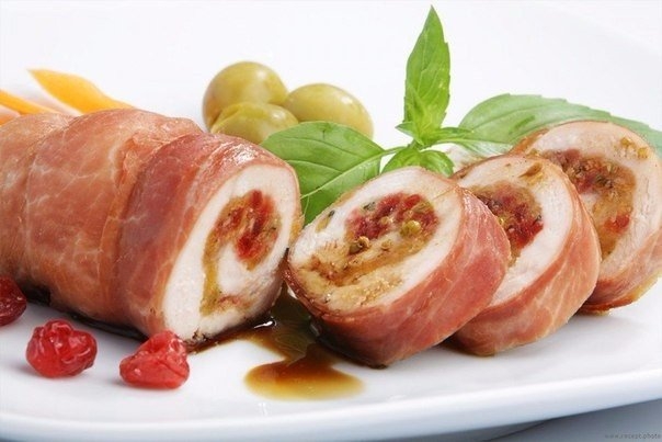 Куриные рулеты с вишней и сыром пармезан Куриные рулеты с вишней и сыром пармезан