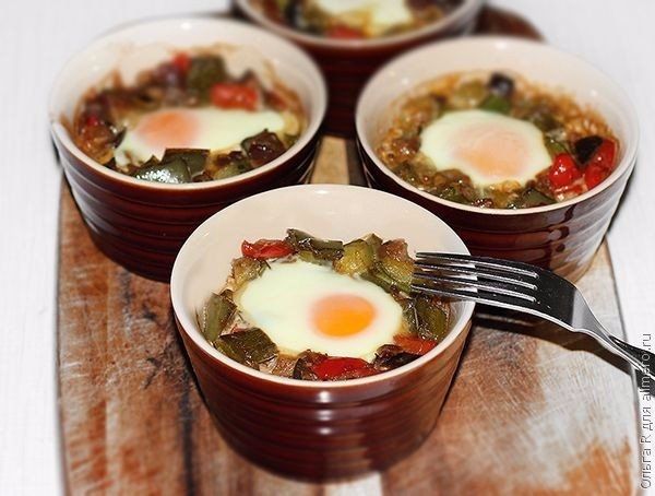 Запеченные яйца с овощами Запеченные яйца с овощами