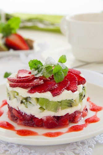 Десертный салат с клубникой и киви Десертный салат с клубникой и киви